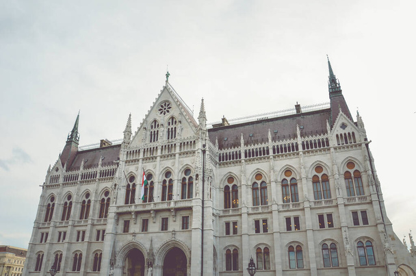Bâtiment du Parlement hongrois Orszaghaz à Budapest, Hongrie. Le siège de l'Assemblée nationale. Maison construite dans un style néo-gothique. Drapeau de la Hongrie sur la maison. Photo horizontale
. - Photo, image