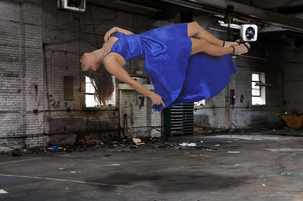 Schöne junge Frau schwebt in der Luft - Foto, Bild