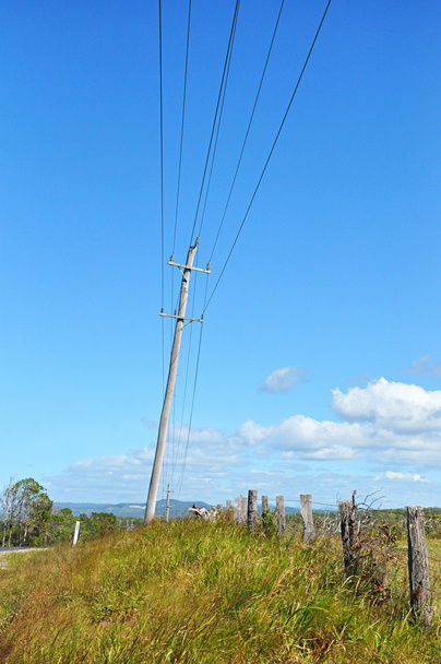 oude houten elektriciteit post op het platteland - Foto, afbeelding