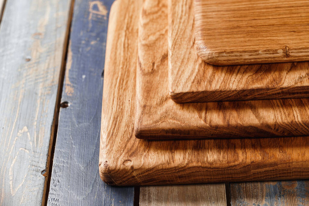 Traditional wooden chopping board made with the quality cut of woods. Suitable for cutting any type of foods and recommended for food presentation or plating. - Φωτογραφία, εικόνα