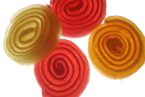 spirales jaunes et rouges de sucre sur fond blanc
 - Photo, image