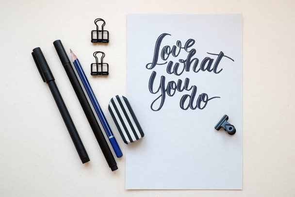 amor lo que haces, fondo caligráfico
 - Foto, Imagen