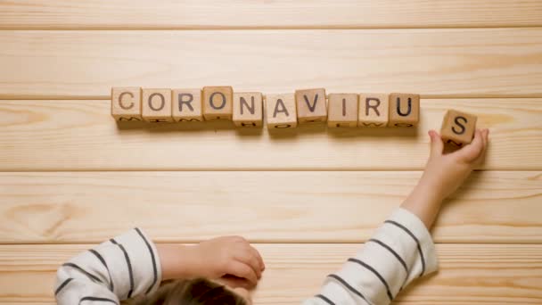 Enfants et coronavirus. Fond COVID-19. Psychologie des enfants. Des mains d'enfants étalant le mot coronavirus. Pandémie, épidémie et enfant. Quarantaine, enfants à la maison. École à domicile. Concept nCOV-2
 - Séquence, vidéo