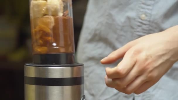 Woman cooking smoothies - Materiał filmowy, wideo