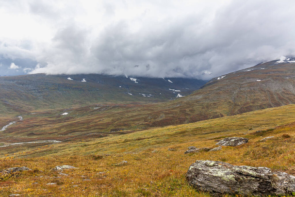 Национальный парк Сарек на севере Швеции осенью, выборочное внимание
 - Фото, изображение