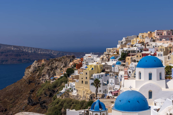 ギリシャのサントリーニ島の首都フィラからの海と火山の景色 - 写真・画像