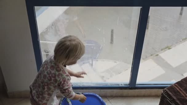 Lapsi leikkii puhdistus ikkuna
. - Materiaali, video