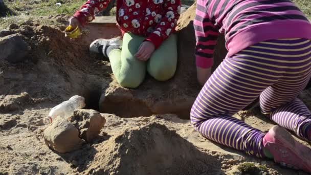 Meninas caixa de areia escavação
 - Filmagem, Vídeo