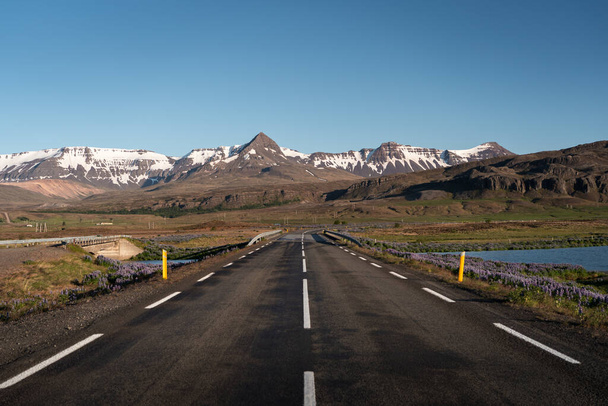 Estrada na Islândia que leva às montanhas Verão 2019
 - Foto, Imagem