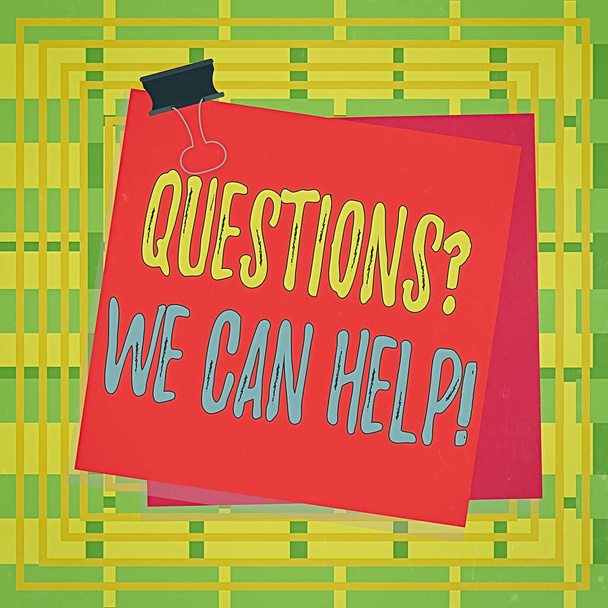 Znak tekstowy z pytaniami, w czym możemy pomóc. Koncepcyjne zdjęcie oferujące pomoc dla tych, którzy chcą wiedzieć Przyklejony spinacza papieru kolorowe tło przypomnienie memo dostawy biura. - Zdjęcie, obraz