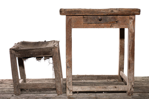Hyvin vanha puinen shoemasters työpaikalla, vintage pöytä ja tuoli pöly
 - Valokuva, kuva