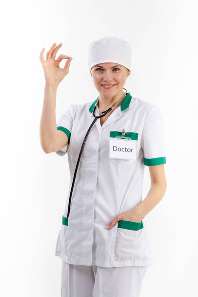 Доктор в білому халаті зі стетоскопом в руках
 - Фото, зображення