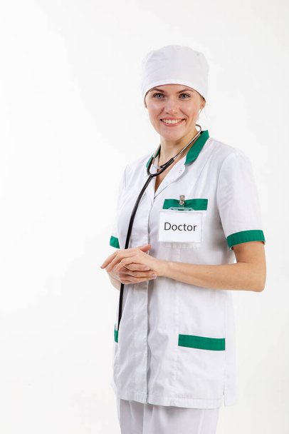 Arzt im weißen Gewand mit Stethoskop in der Hand - Foto, Bild