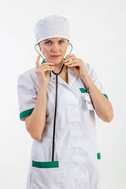 Доктор в білому халаті зі стетоскопом в руках
 - Фото, зображення