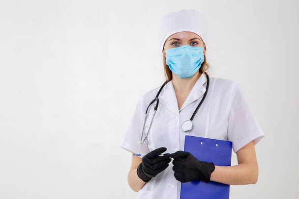 Dottore in vestaglia bianca con uno stetoscopio in mano
 - Foto, immagini