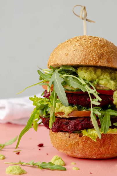 Sebzeli pancar ve sebze ve avokado soslu mercimek burgeri. Sağlıklı gıda konsepti. - Fotoğraf, Görsel