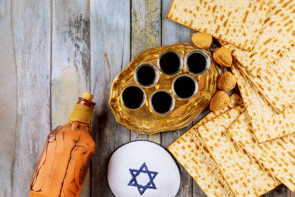 Pascha Haggadah een matzo joodse vakantie zes beker koosjere rode wijn - Foto, afbeelding