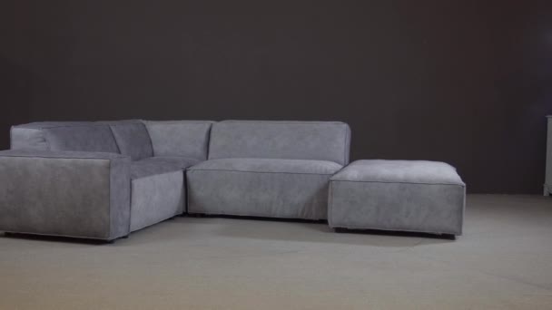 Canapé d'angle minimaliste avec rembourrage en velours riche, fauteuil confortable
. - Séquence, vidéo