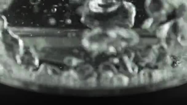 Şeffaf cam duvarlı su ısıtıcısında su kaynıyor. Paslanmaz kıç. Makro çekim - Video, Çekim