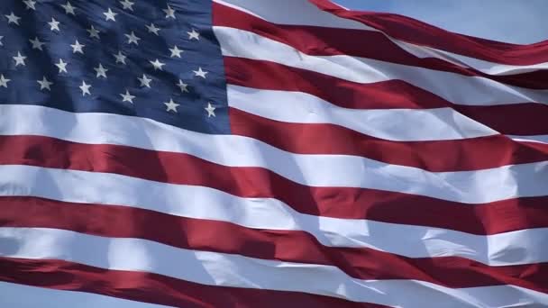 Close-up van de Amerikaanse vlag zwaaiend in de wind in slow motion - Video