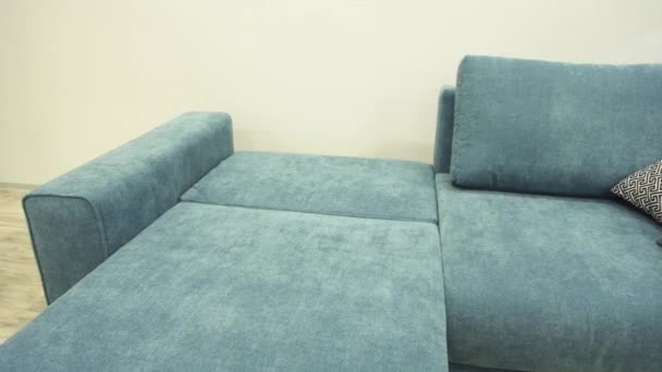 Sofá azul com estofos têxteis é colocado no lugar confortável para dormir
 - Filmagem, Vídeo