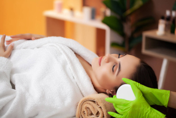 Hezká žena dostává relaxační masáž v lázeňském salonu - Fotografie, Obrázek