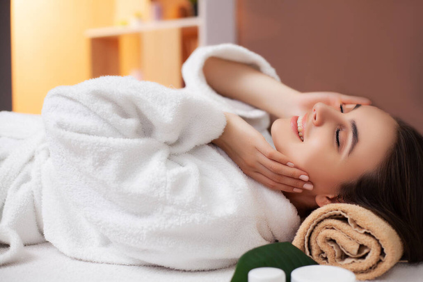 Pretty woman receiving a relaxing massage at the spa salon - Foto, Bild