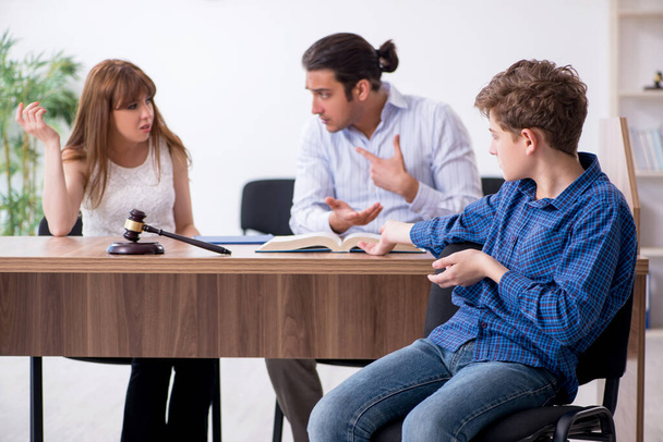 Divorcing family trying to divide child custody - Foto, Bild