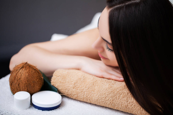 Ładna kobieta otrzymuje relaksujący masaż w salonie spa - Zdjęcie, obraz