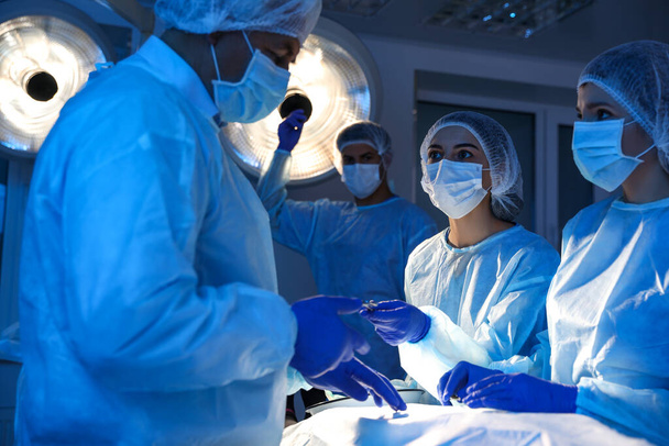 Ομάδα επαγγελματιών χειρουργών που εκτελούν εργασίες στην κλινική - Φωτογραφία, εικόνα