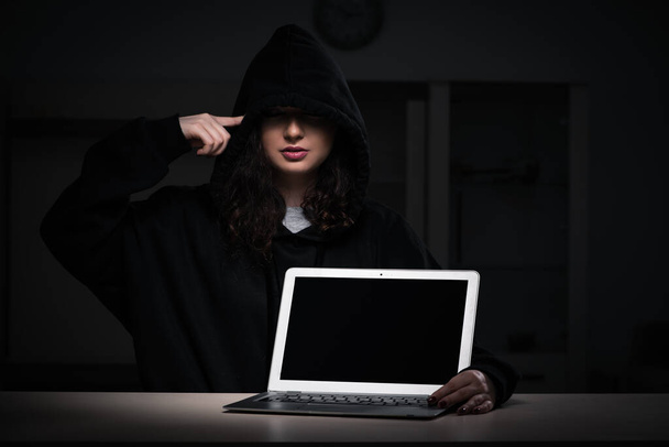 Vrouwelijke hacker hacken beveiliging firewall laat in het kantoor - Foto, afbeelding