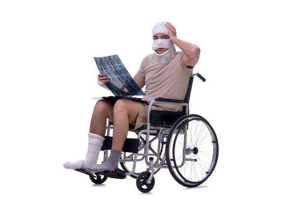 Homem ferido em cadeira de rodas isolado em branco
 - Foto, Imagem