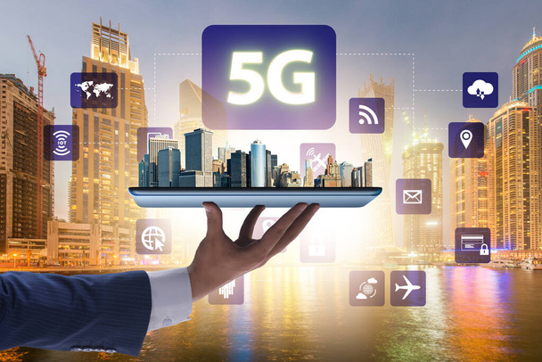 Концепция мобильной технологии 5G - высокая скорость интернета - Фото, изображение