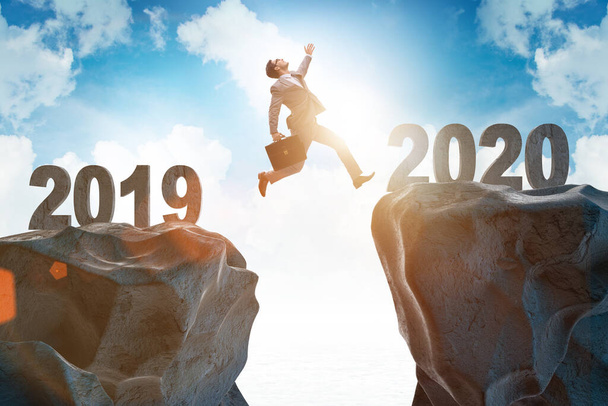 Επιχειρηματίας άλμα από το έτος 2019 έως το 2020 - Φωτογραφία, εικόνα
