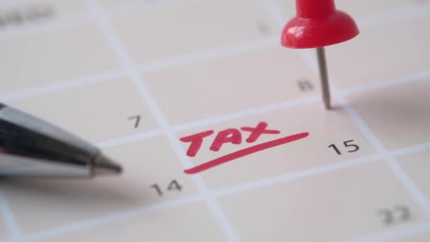 Belastingdag gemarkeerd op maandelijkse kalender april 2020. - Video