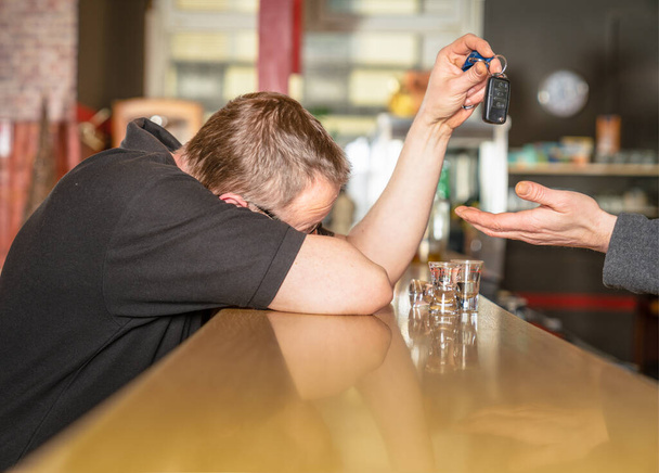 borracho en un bar entrega la llave de su coche
 - Foto, Imagen