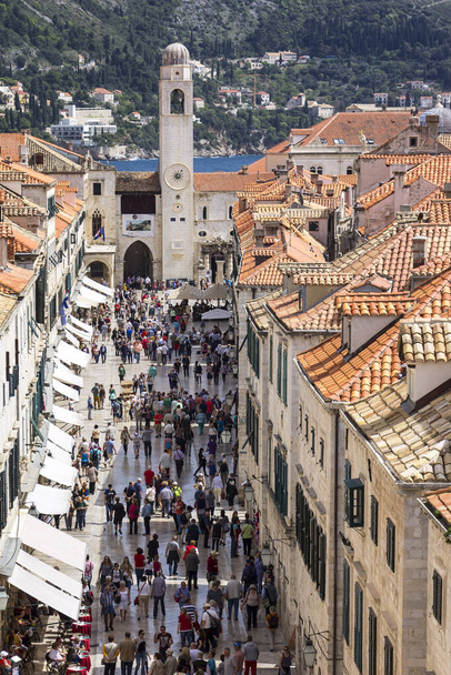 Stradun veya Placa (Stradone veya Corso) caddesine bakın. Hırvatistan 'ın Dubrovnik kentinin ana caddesi. Parlak kireçtaşı kaldırımlı yaya sokağı, şehrin tarihi kısmı olan Eski Şehir 'den yaklaşık 300 metre uzunluğunda, duvarlarla çevrili.  - Fotoğraf, Görsel