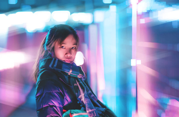 Asiatin mit futuristischem Neon-Cyber-Punk-Farbton und Hintergrund für Cyber und Technologie-Konzept, blauer und pinkfarbener Ton - Foto, Bild