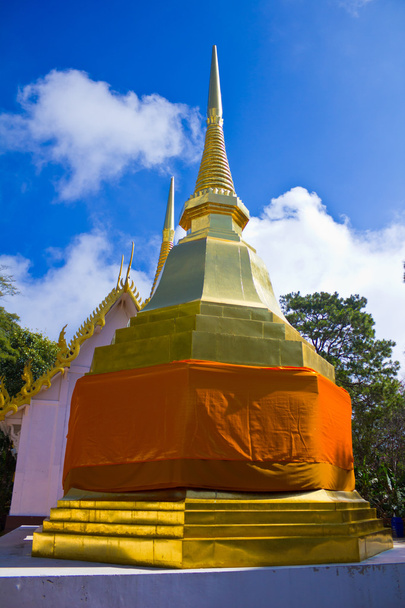 arany sztúpa a kék égen, a pra tad doi tung templom, északi - Fotó, kép