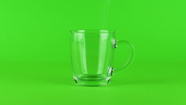 Gießen Sie Zuckerbecher Glas dicken Boden grün kontrastierenden Hintergrund. Konzept - Filmmaterial, Video