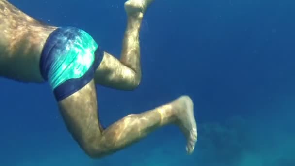 Man swimming underwater - Footage, Video