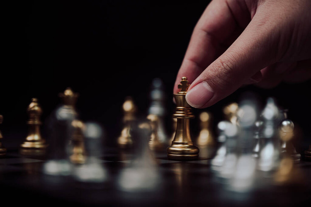 Plan leidende strategie van succesvolle business competition leader concept, Hand of player schaken bordspel zet gouden pion - Foto, afbeelding