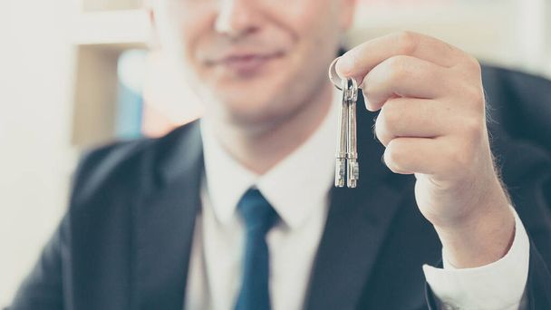 Агент з нерухомості дає ключі від будинку клієнту. Нерухомість інвестиції та фінансова іпотека
 - Фото, зображення
