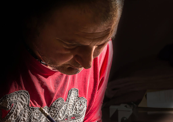 Hombre con camisa roja activo en cuarentena
 - Foto, Imagen