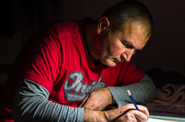 Homem de camisa vermelha ativo em quarentena
 - Foto, Imagem
