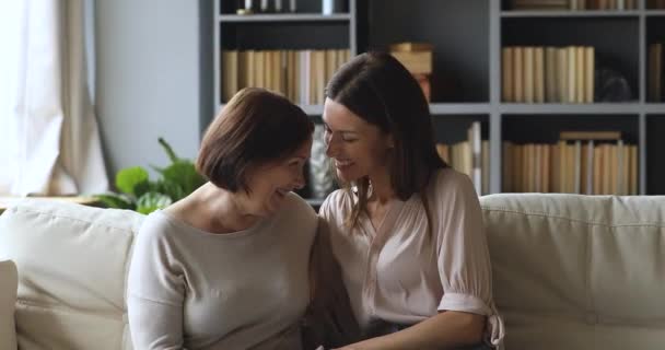 gelukkig twee vrouwelijke generaties familie genieten van tijd doorbrengen samen. - Video