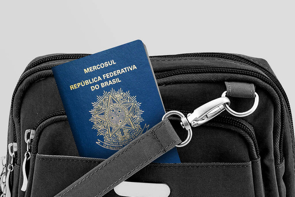 Gros plan sur le passeport brésilien dans un sac de voyage noir
 - Photo, image