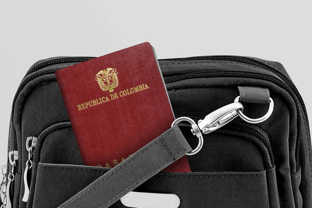Kolombiya Pasaportunu Siyah Seyahat Çantasında Kapat - Fotoğraf, Görsel