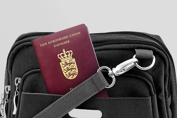Κοντινό πλάνο της Δανίας διαβατήριο σε μαύρο ταξιδιωτική τσάντα Pocket - Φωτογραφία, εικόνα
