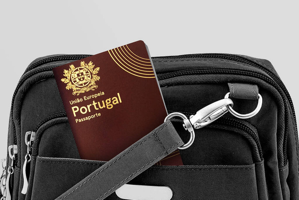 Siyah Seyahat Çantasında Portekiz Pasaportunun Kapanışı - Fotoğraf, Görsel